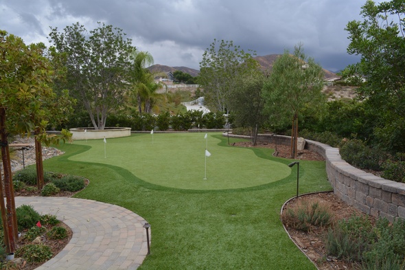 Charlotte Synthetic grass golf green in a landscaped backyard